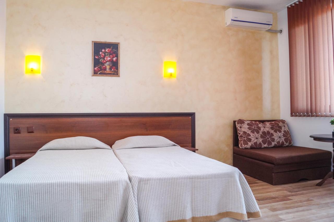Chrystal Guest House Obzor Luaran gambar